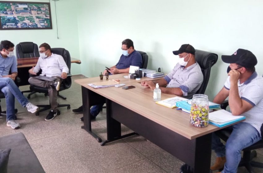 GOV. JORGE TEIXEIRA-No início da tarde desta Terça-feira, o prefeito Gilmar Tomaz esteve em Theobroma, em visita oficial ao Prefeito Gilliard e ao Deputado Federal Expedito Neto.