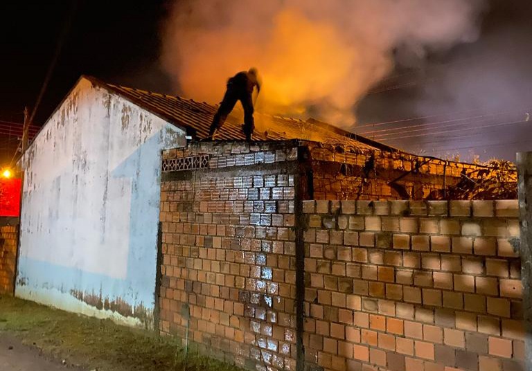  Policia Militar ajuda a apagar incêndio em residência de Gov. Jorge Teixeira.