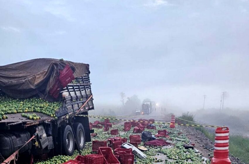 Colisão entre dois caminhões deixa motorista morto na BR-364