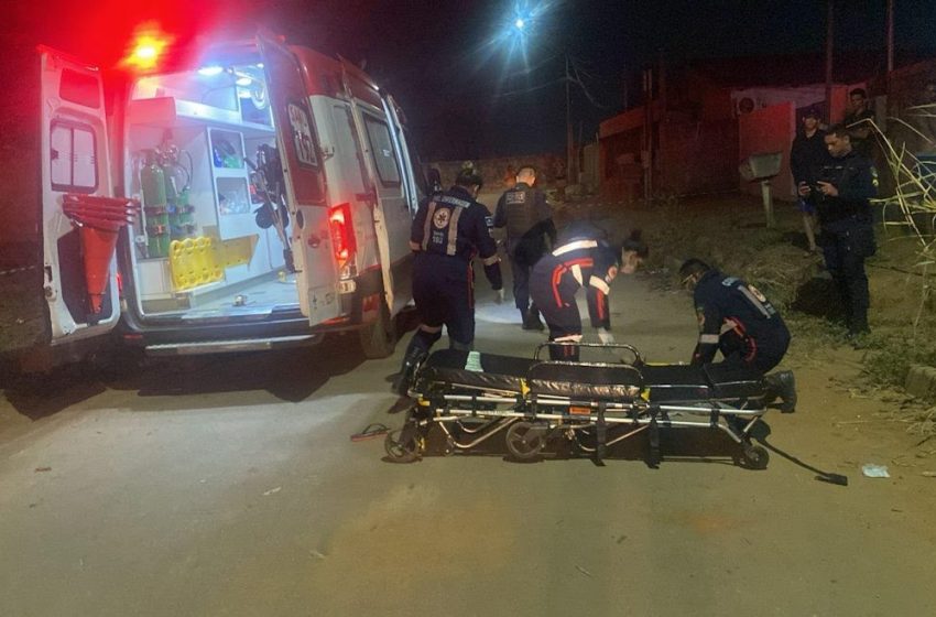 Homem é atacado a tiros no meio da rua