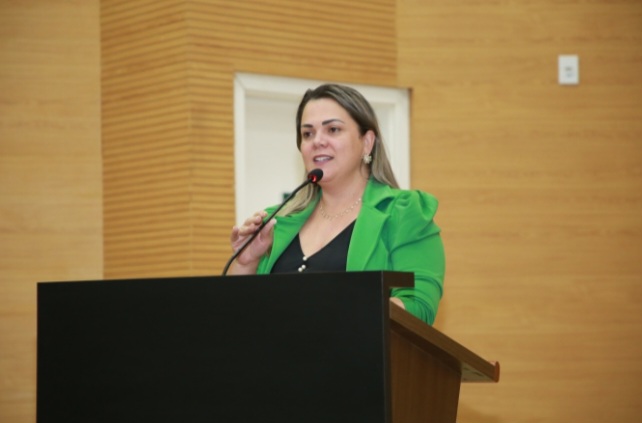 Cláudia de Jesus autoriza pagar emenda para Urupá