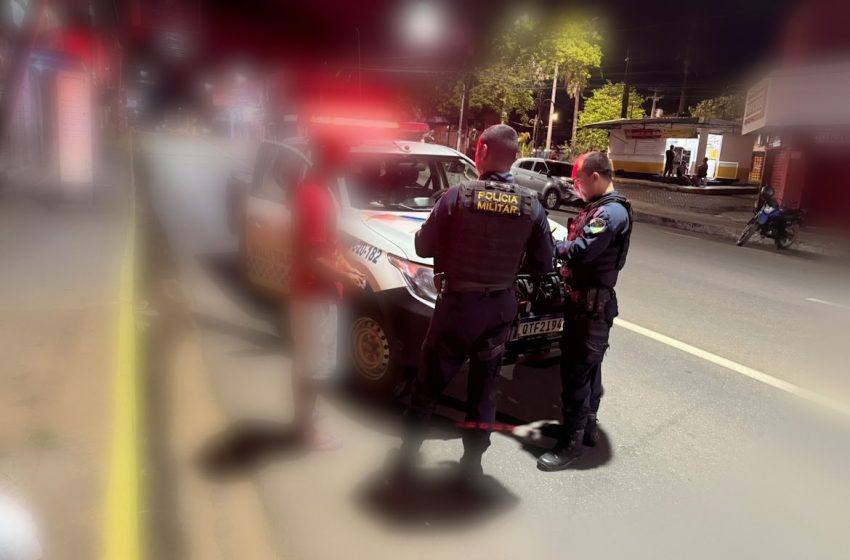 Homem sai para trabalhar e encontra esposa aos beijos com amigo