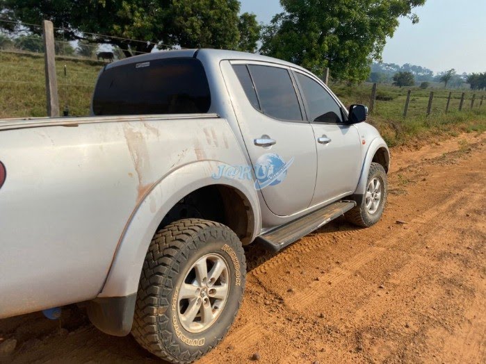  Com marcas de vários tiros, homem é encontrado morto ao lado de caminhonete