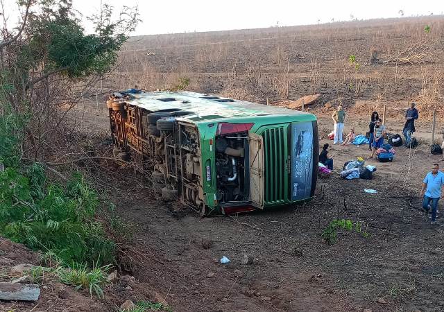  Ônibus da Eucatur se envolve em acidente; duas pessoas morreram