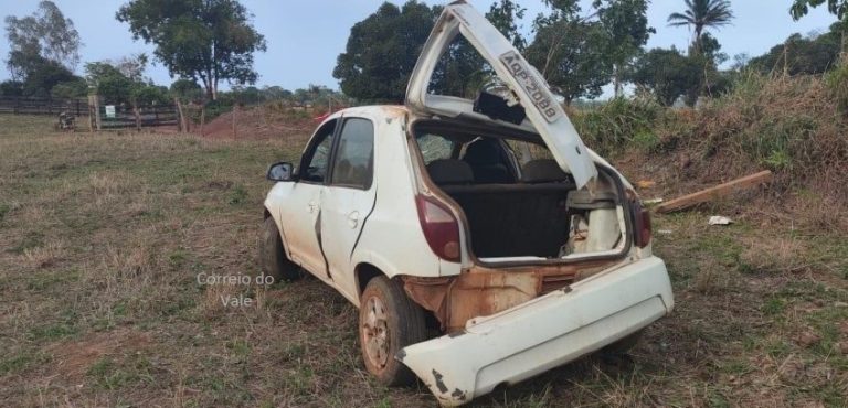  Carro capota várias vezes após condutor perder o controle na área rural de São Francisco do Guaporé
