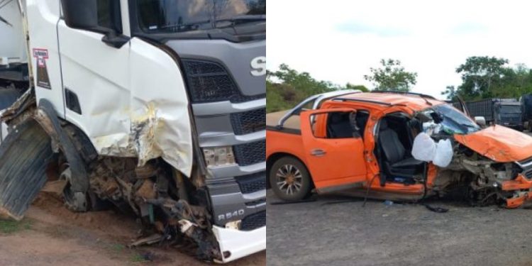  Três pessoas ficam feridas após colisão frontal entre caminhonete e carreta na BR-364, em Jaru, RO.