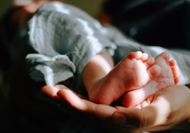 Homem vende filho de 11 meses por R$ 5 mil para fazer apostas on-line