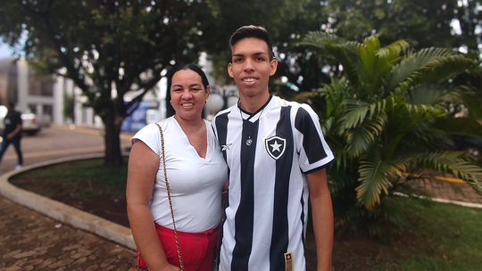  Mãe se inscreve no Enem para incentivar filho e faz a prova na mesma sala que ele em Porto Velho