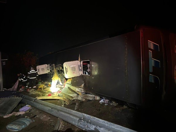  Quatro pessoas morrem e 40 ficam feridas após ônibus tombar