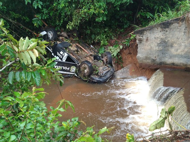  Viatura policial sai da pista e cai dentro de Igarapé em Rondônia