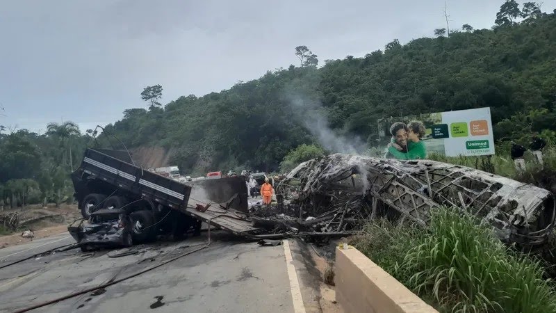  Colisão entre ônibus e carreta em Minas Gerais deixa 22 mortos
