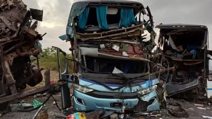 Gravíssimo acidente entre ônibus e carreta deixa cinco mortos e mais de 20 feridos