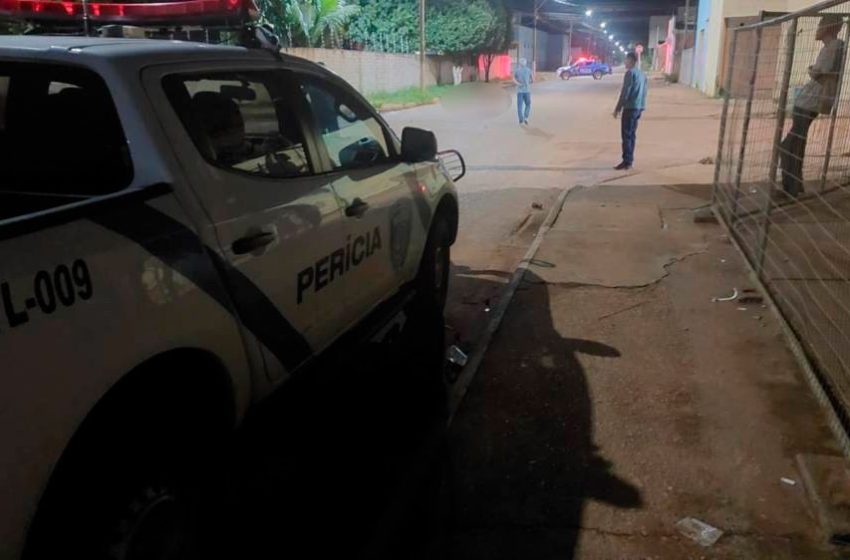 Homem é assassinado na rua após discussão em casa noturna