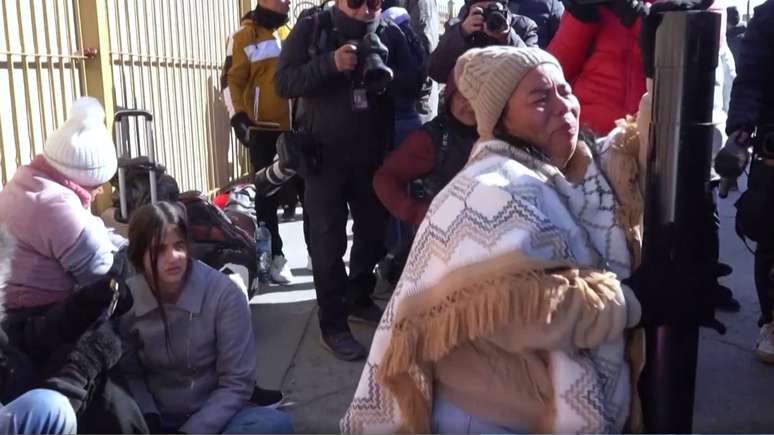 Imigrantes choram na fronteira do México após entrevistas de asilo serem canceladas por Trump