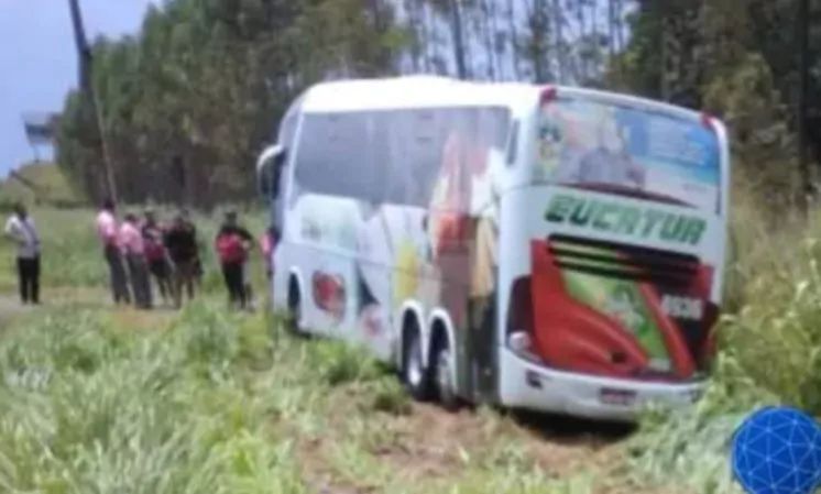  Ônibus da Eucatur sai da pista em acidente na BR-364 em Rôndonia
