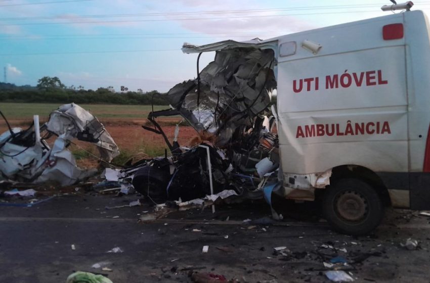  Tragédia: Quatro pessoas morrem após acidente entre ambulância e carreta de soja na BR-364