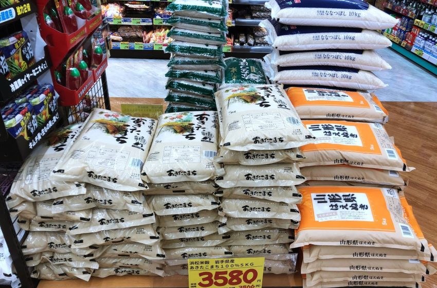  Preços do arroz disparam no Japão, causam fila em supermercados e pacote já custa mais de R$ 1 mil
