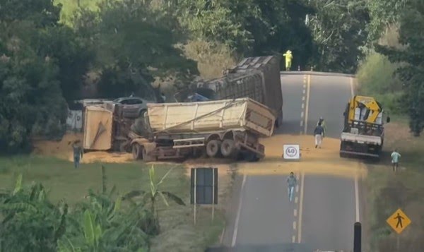 Homem morre preso às ferragens após acidente entre carreta e caminhão na BR-435 em RO